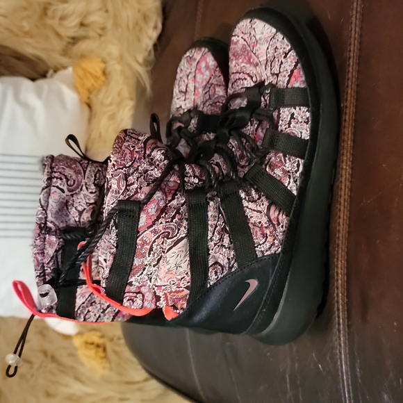 nike roshe sneakerboot women's